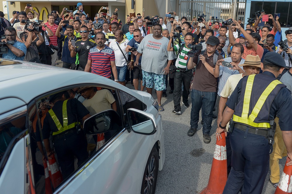 Members of the public gather around a white Vellfire as the vehicle enters the Sultan Abdul Aziz Shah Airport in Subang Jaya May 12, 2018. u00e2u20acu201d Picture by Mukhriz Hazim