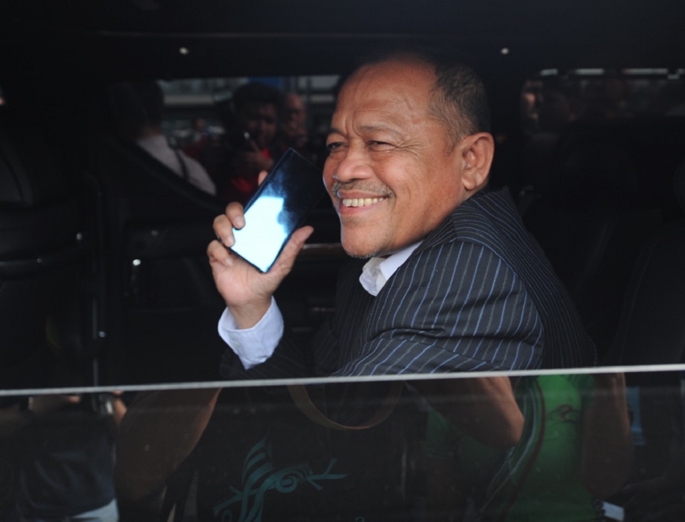 Former minister Datuk Seri Shahidan Kassim smiles as he enters the Sultan Abdul Aziz Shah Airport in Subang Jaya May 12, 2018. u00e2u20acu201d Picture by Mukhriz Hazim