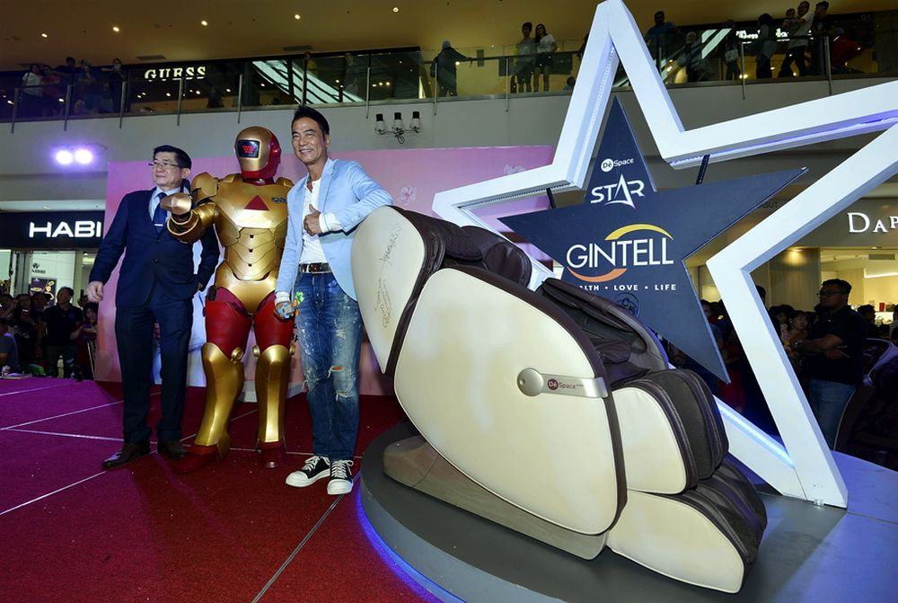 Simon Yam (left) and Gintell group managing director Datuk Goh Cheh Yak at the launch of the DeSpace Star Massage Chair at IOI City Mall today. u00e2u20acu201c Pictures by Ham Abu Bakar