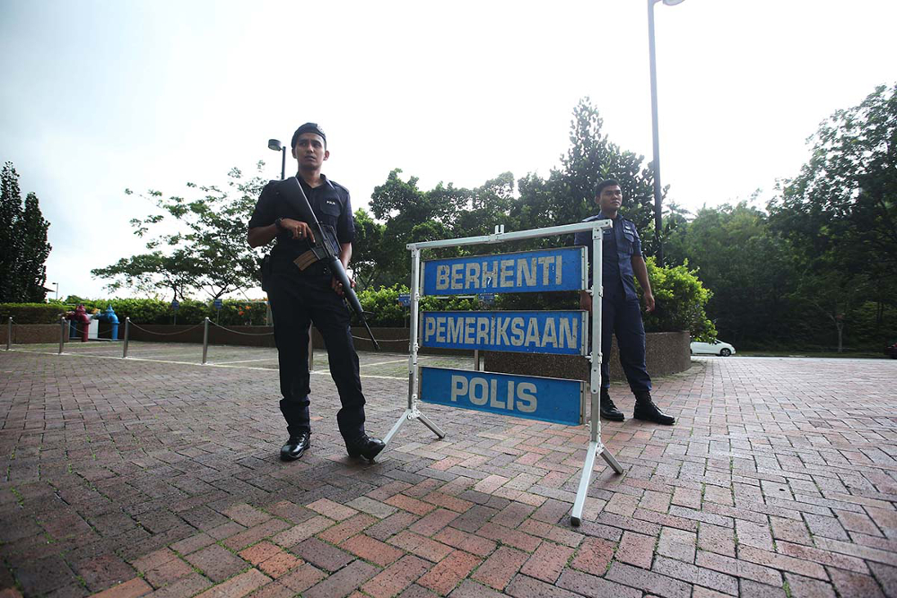 A police officer at a checkpoint in Cyberjaya May 16, 2018. u00e2u20acu201d Picture by Azinuddin Ghazali