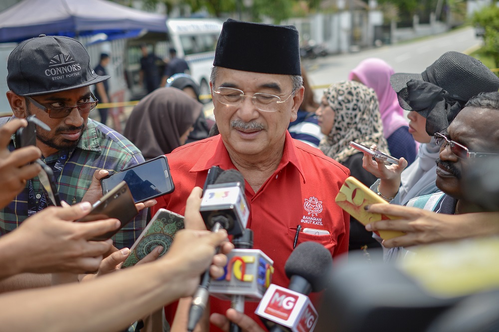 Tan Sri Mohd Ali Rustam speaks to reporters outside the residence of former prime minister Najib Razak in Kuala Lumpur May 19, 2018. u00e2u20acu201d Picture by Firdaus Latif