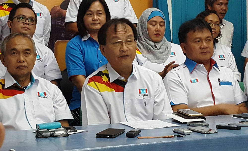 Sarawak PKR chairman Baru Bian (centre) speaks during a press conference after chairing the state PKR liaison committee meeting in Kuching May 19, 2018. u00e2u20acu201d Picture by Sulok Tawie