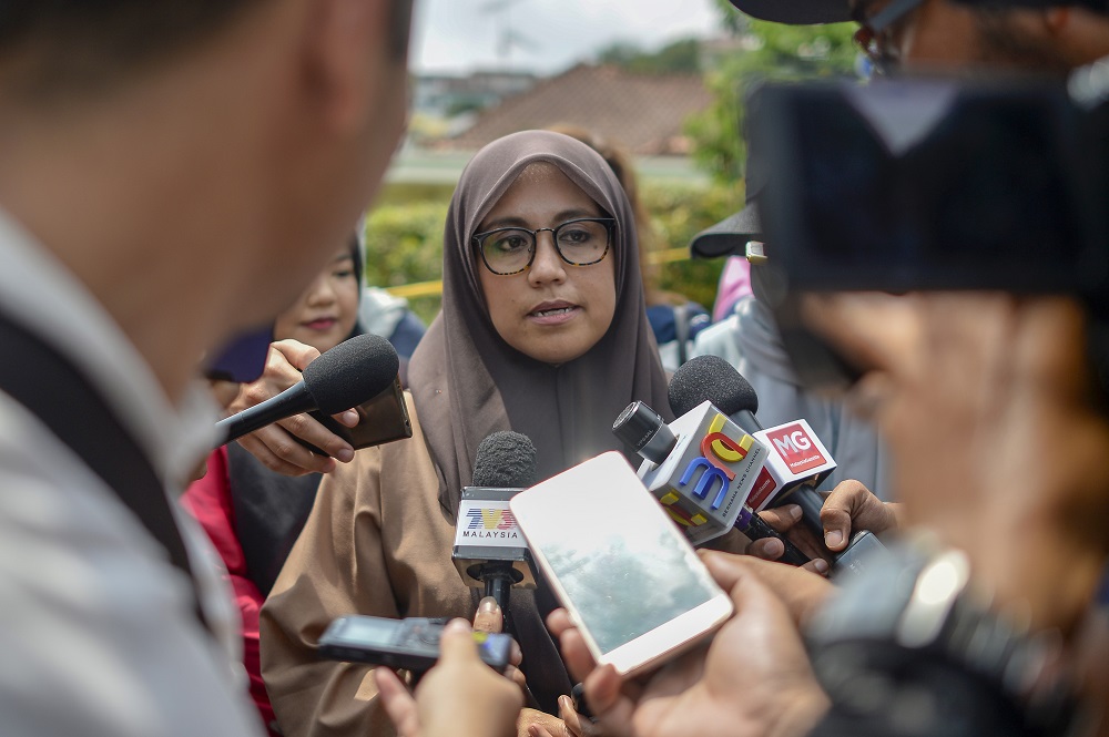Puteri Umno chief, Datuk Mas Ermieyati Samsudin speaks to reporters outside Datuk Seri Najib Razaku00e2u20acu2122s residence in Kuala Lumpur May 19, 2018. u00e2u20acu201d Picture by Mukhriz Hazim