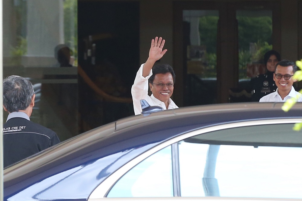 Parti Warisan Sabah president Datuk Seri Shafie Apdal waves at reporters as he arrives in Putrajaya May 19, 2018. u00e2u20acu201d Picture by Azinuddin Ghazali