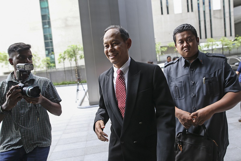MACC chief commissioner Datuk Sri Mohd Shukri Abdull (centre) arrives at Ilham Tower in Kuala Lumpur May 21, 2018. — Picture by Azneal Ishak