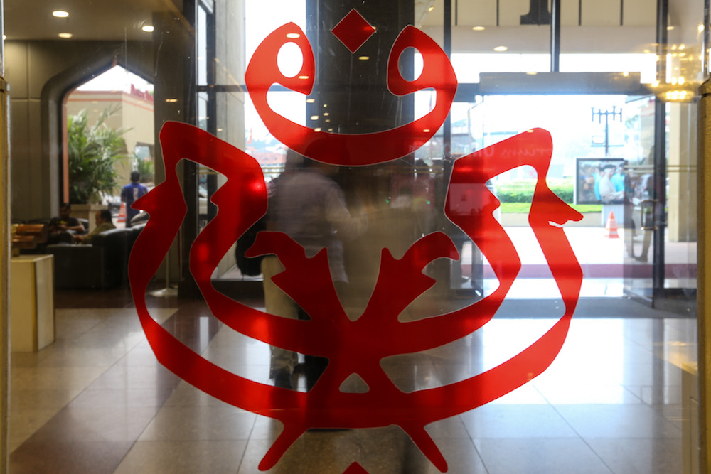 The Umno logo is seen in Kuala Lumpur May 22, 2018. u00e2u20acu201d Picture by Ahmad Zamzahuri