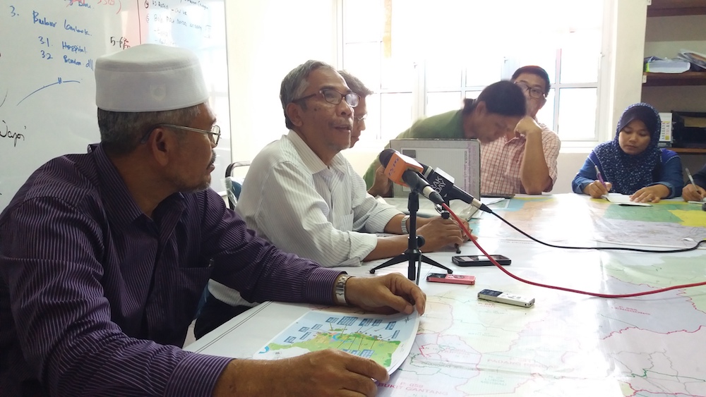 Lumut member of parliament Dr Mohd Hatta Md Ramli (2nd left) said this was the feedback given to him by the Drainage and Irrigation Department during a meeting on Tuesday. u00e2u20acu201d Picture by Sylvia Looi