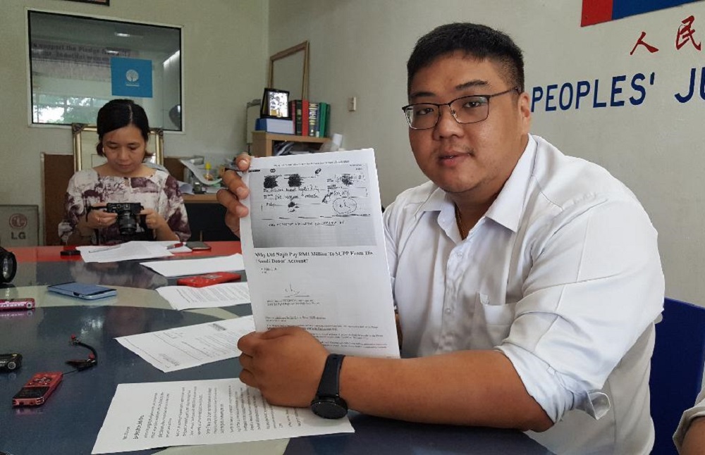 State PKR Youth deputy chief Jeffery Mok Hui Chung shows a photo copy of a cheque he claimed was issued to SUPP. u00e2u20acu201d Picture by Sulok Tawie