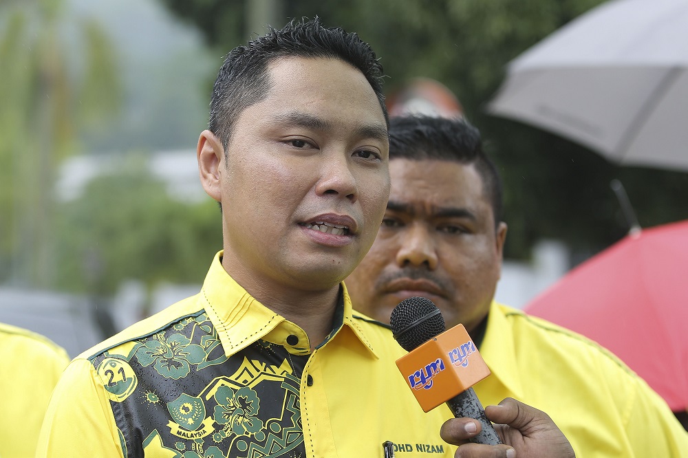 Gerakan 4B Malaysia president Mohd Nizam Omar speaks to reporters outside Datuk Seri Najib Razaku00e2u20acu2122s private residence at Jalan Langgak Duta in Kuala Lumpur May 26, 2018. u00e2u20acu201d Picture by Yusof Mat Isa