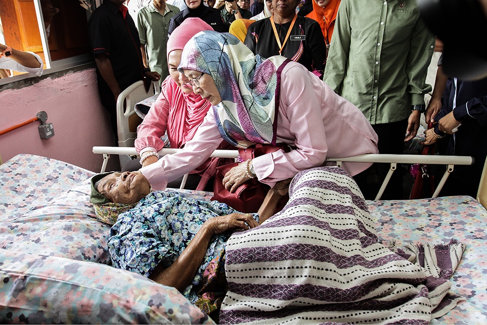 Datuk Seri Dr Wan Azizah Wan Ismail during a visit to the Rumah Ehsan social welfare centre in Kuala Kubu Baru May 29, 2018. u00e2u20acu201d Picture by Miera Zulyana