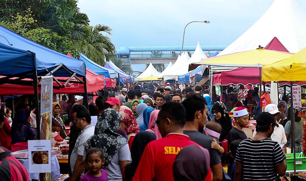 Crowds flock to the Ramadan bazaar in Kg Kanchong Darat to buy food for the breaking of fast, Banting May 22, 2019. u00e2u20acu201d Picture by Sayuti Zainudin