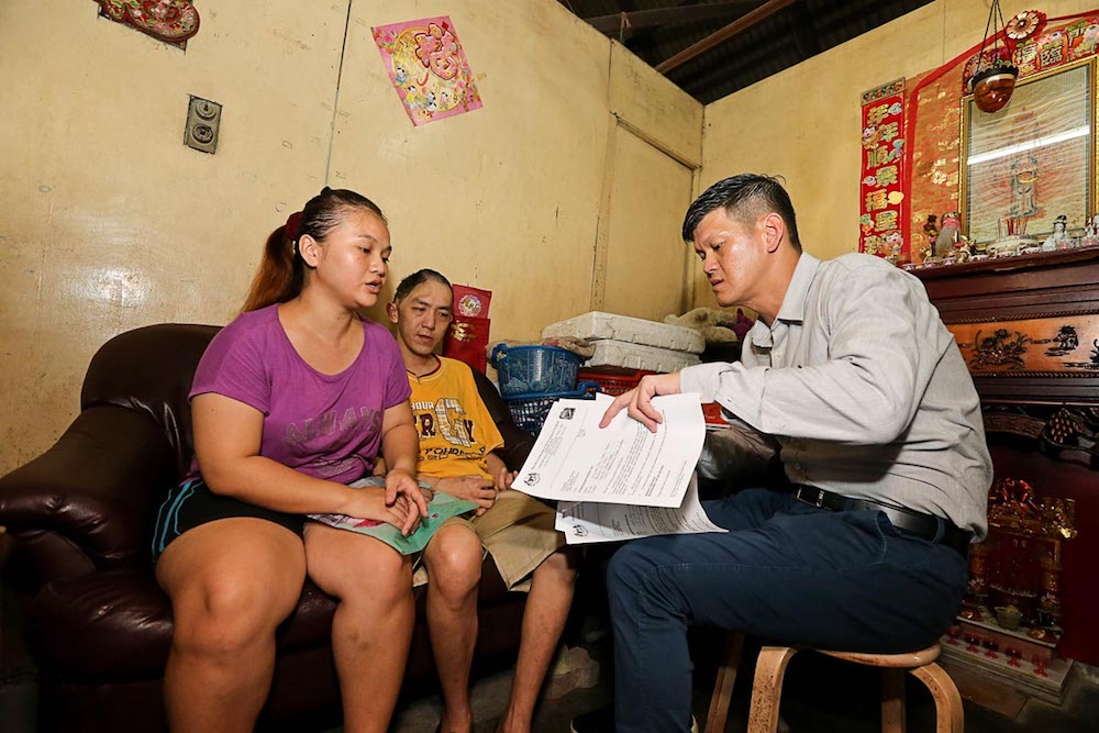 Batu Lanchang assemblyman Ong Ah Teong is seen with Oon and Loh at the coupleu00e2u20acu2122s home in Jelutong May 30, 2018. u00e2u20acu201d Picture by Sayuti Zainuddin