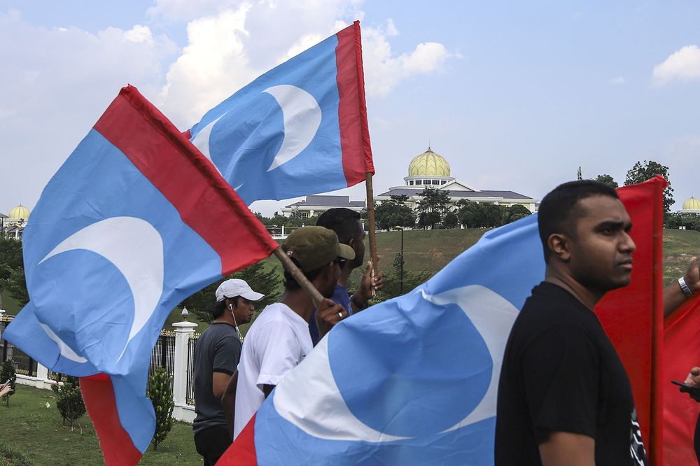 Supporters of Pakatan Harapan gather in front of Istana Negara in anticipation of the swearing-in of Pakatan Harapan leader Tun Dr Mahathir  as the 7th prime minister of Malaysia, May 10, 2018. — Picture by Azneal Ishak