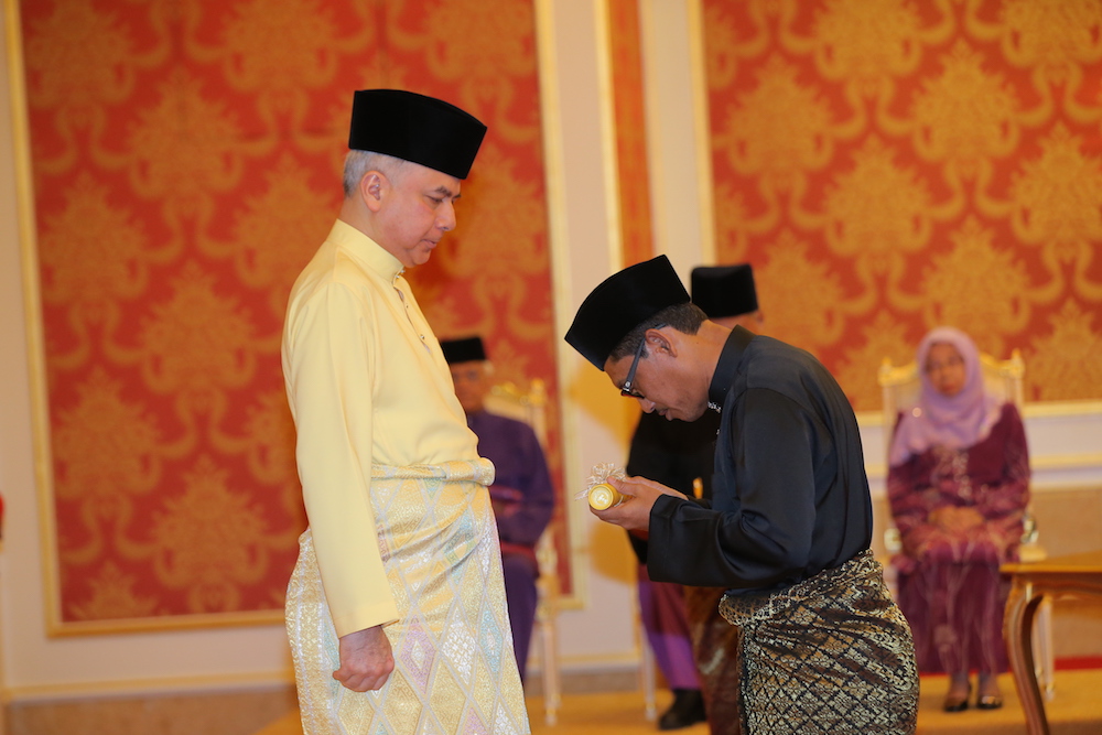 Ahmad Faizal Azumu is sworn in as mentri besar in the presence of Sultan of Perak Sultan Nazrin Muizzuddin Shah at Istana Iskandariah in Kuala Kangsar May 12, 2018. u00e2u20acu201d Picture by Marcus Pheong