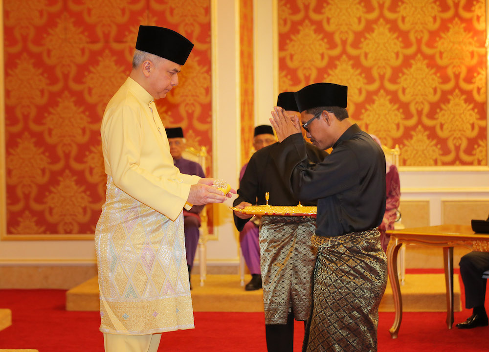 Ahmad Faizal Azumu is sworn in as mentri besar in the presence of Sultan of Perak Sultan Nazrin Muizzuddin Shah at Istana Iskandariah in Kuala Kangsar May 12, 2018. u00e2u20acu201d Picture by Marcus Pheong