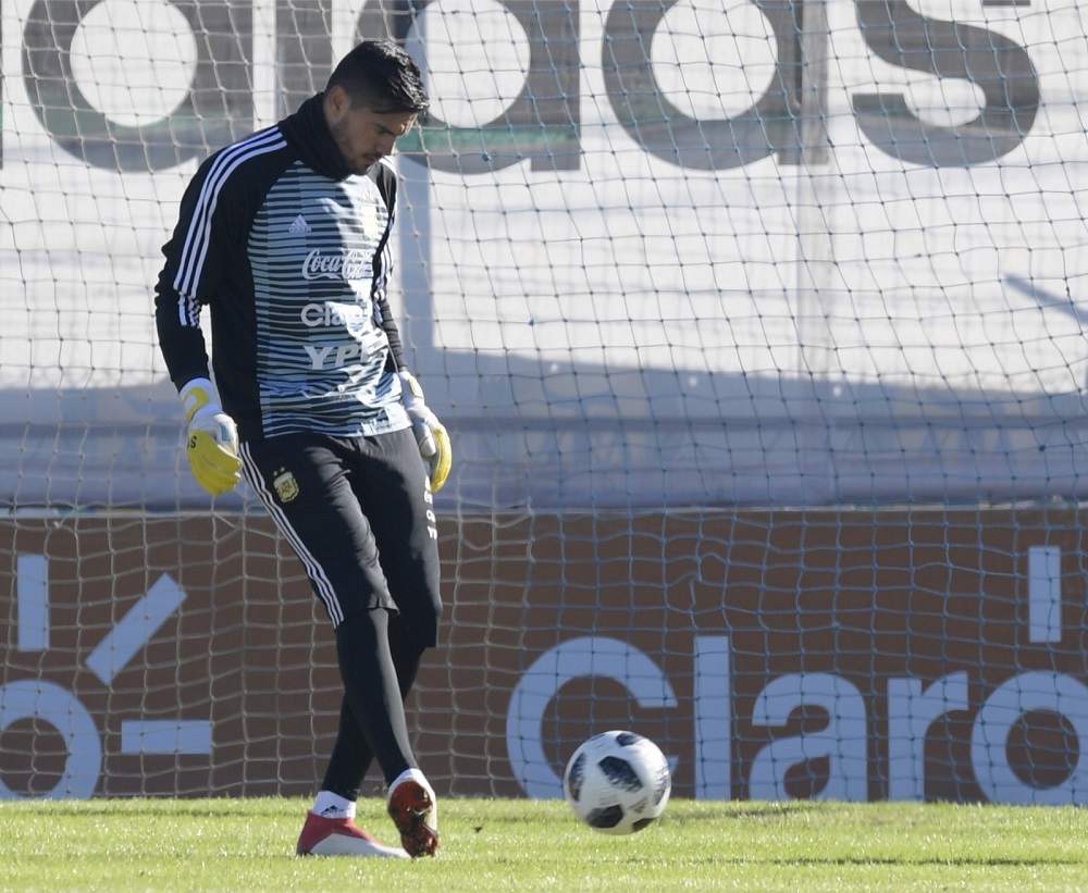 Argentina's goalkeeper Sergio Romero kicks the ball during a training session in Ezeiza, Buenos Aires May 22, 2018. u00e2u20acu201d AFP