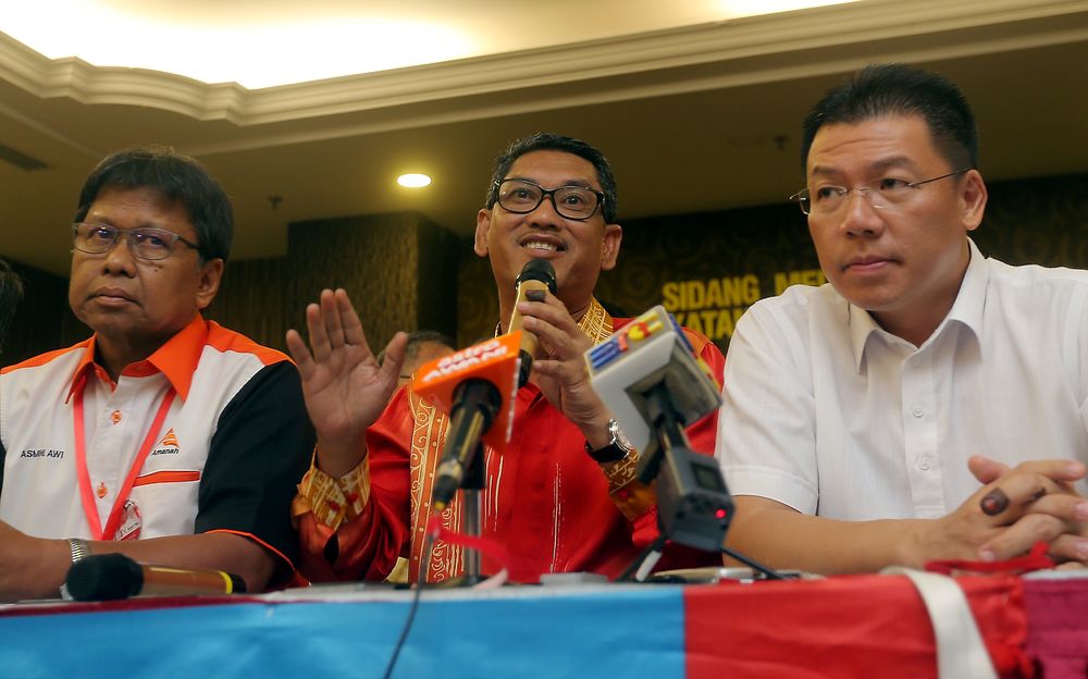 Perak Pakatan Harapan chairman Ahmad Faizal Azumu ( centre ) together with other PH candidates announcing their victory in the 14th general election. u00e2u20acu201d Picture by Farhan Najib