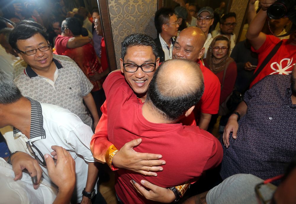 Perak Pakatan Harapan chairman Ahmad Faizal Azumu ( centre ) together with other PH candidates announcing their victory in the 14th general election. u00e2u20acu201d Picture by Farhan Najib