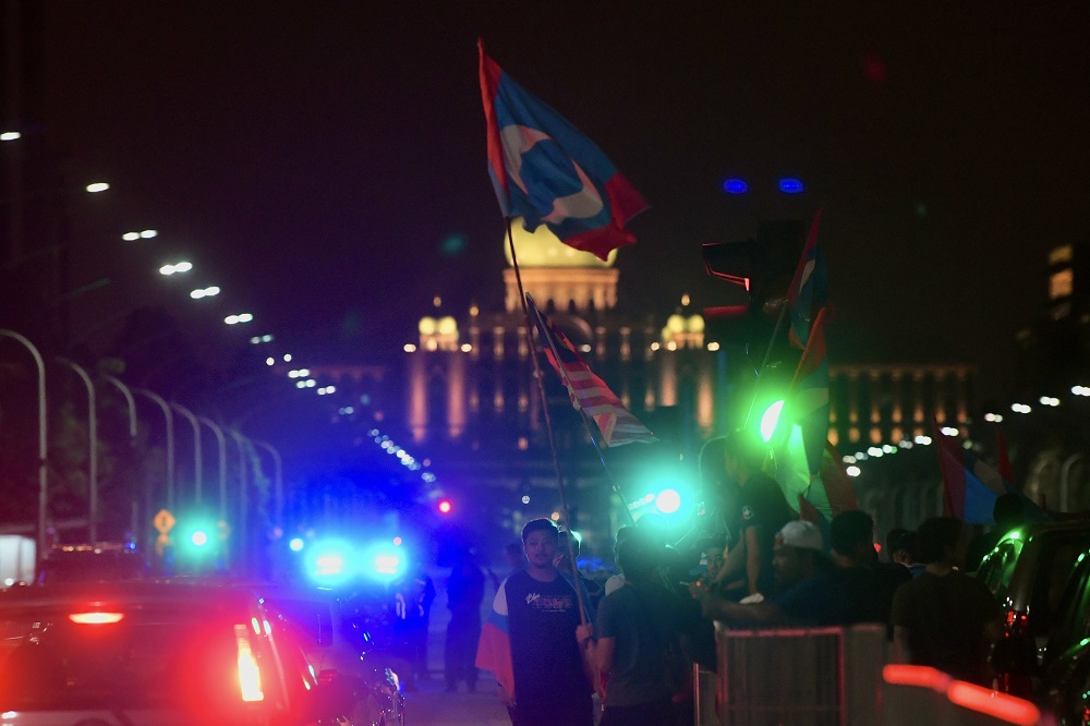 The crowd began gathering at 10.30pm in Putrajaya, after PH chairman Tun Dr Mahathir Mohamad was sworn in as the seventh Prime Minister at the Istana Negara. u00e2u20acu201d Bernama pic