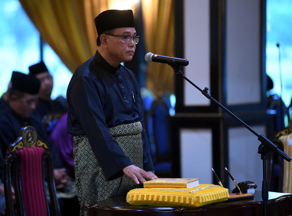 Datuk Seri Wan Rosdy Wan Ismail is sworn in as Pahang mentri besar before Pahang Regent Tengku Abdullah Sultan Ahmad Shah at the Balairong Seri Istana Abu Bakar in Pekan May 15, 2018. u00e2u20acu201d Bernama pic