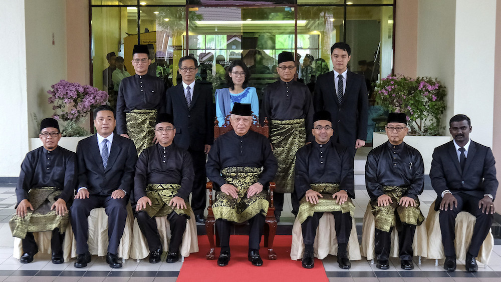 Yang Di-Pertua Negeri Melaka Tun Mohd Khalil Yaakob poses for pictures with state executive councillors after their swearing-in ceremony in Melaka May 16, 2018. u00e2u20acu201d Bernama pic