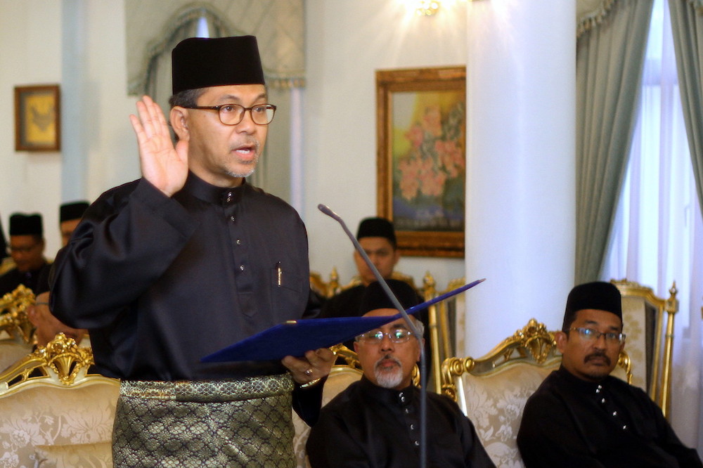 Datuk Seri Azlan Man is sworn in as Perlis mentri besar before Raja of Perlis, Tuanku Syed Sirajuddin Putra Jamalullail, in Arau May 24, 2018. u00e2u20acu201d Bernama pic