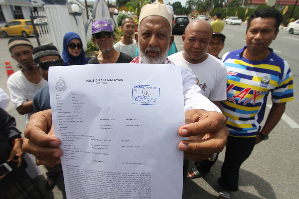 Jamalullail clan spokesman Syed Zolkeflee Syed Abdul Rahman Jamalullail holds the police report that was lodged at the Arau District Police Headquarters in Aran May 25, 2018. u00e2u20acu201d Bernama pic