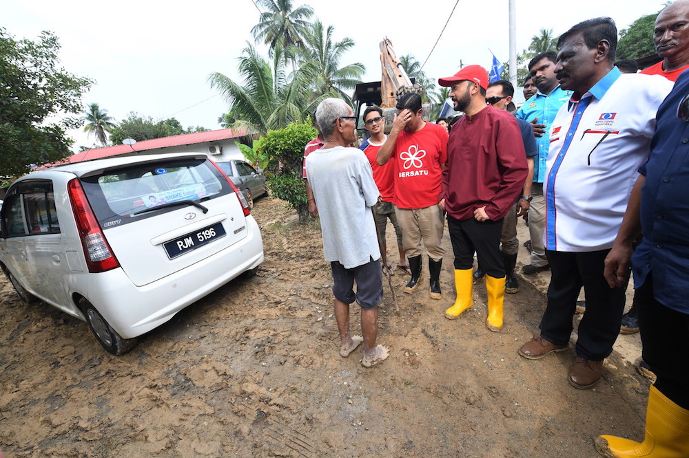 Kedah Mentri Besar Datuk Seri Mukhriz Mahathir visits flood victims in Kampung Baru Sungai Kob in Kulim May 29, 2018. u00e2u20acu201d Bernama pic
