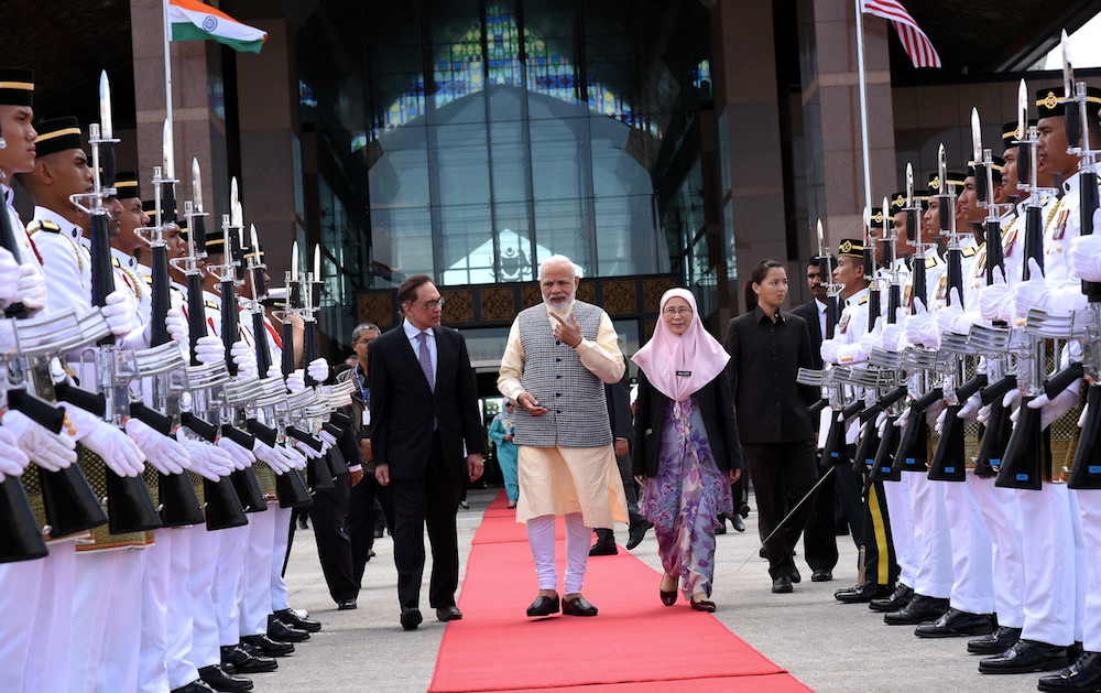 Deputy Prime Minister Datuk Seri Dr Wan Azizah Wan Ismail and Datuk Seri Anwar Ibrahim meet Indian Prime Minister Narendra Modi at the Bunga Raya Complex in KLIA, Sepang May 31, 2018. u00e2u20acu201d Bernama pic