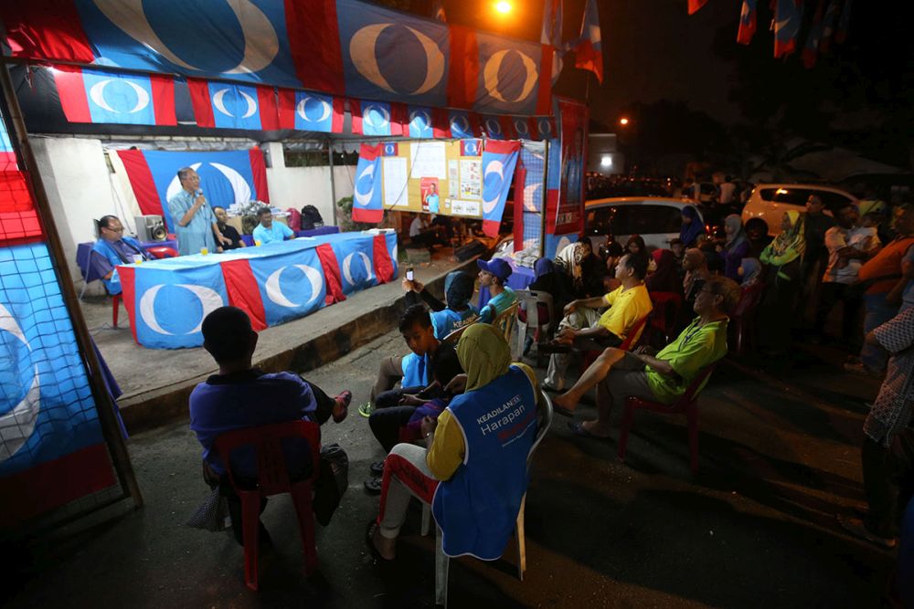 Kamarudin is pictured at a meet-and-greet with residents of Desa Cheras. — Picture by Azinuddin Ghazali