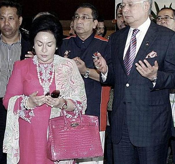 Rosmah is seen with a fuchsia pink Hermes Birkin handbag. — Picture via helenang.wordpress.com