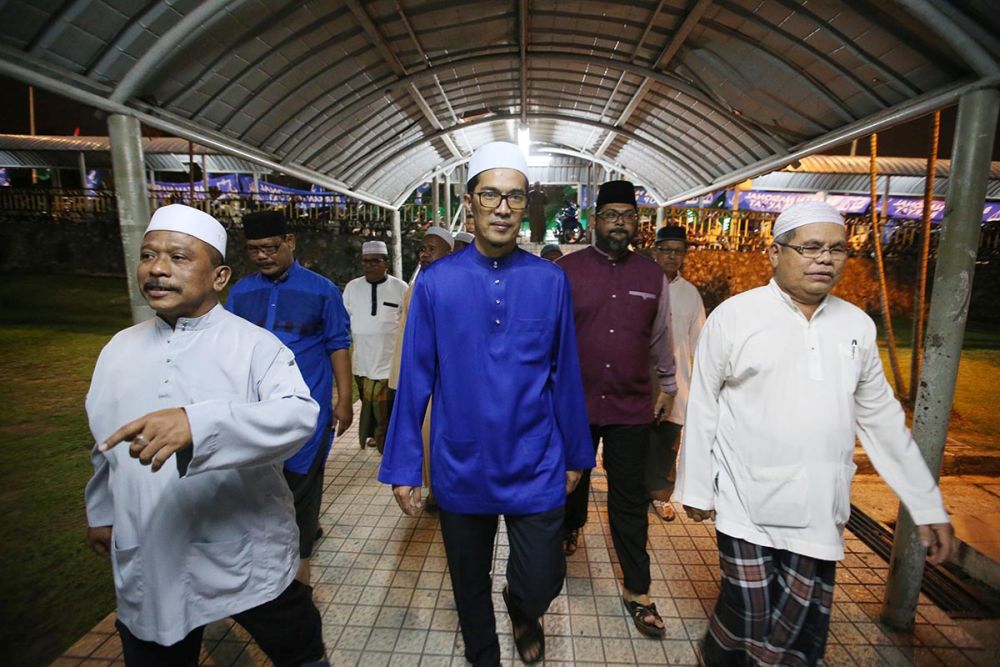 BN candidate Adnan Abu Seman (centre) mingles with local residents at the Madrasah Assyakirin in Bandar Tun Razak. — Picture by Azinuddin Ghazali