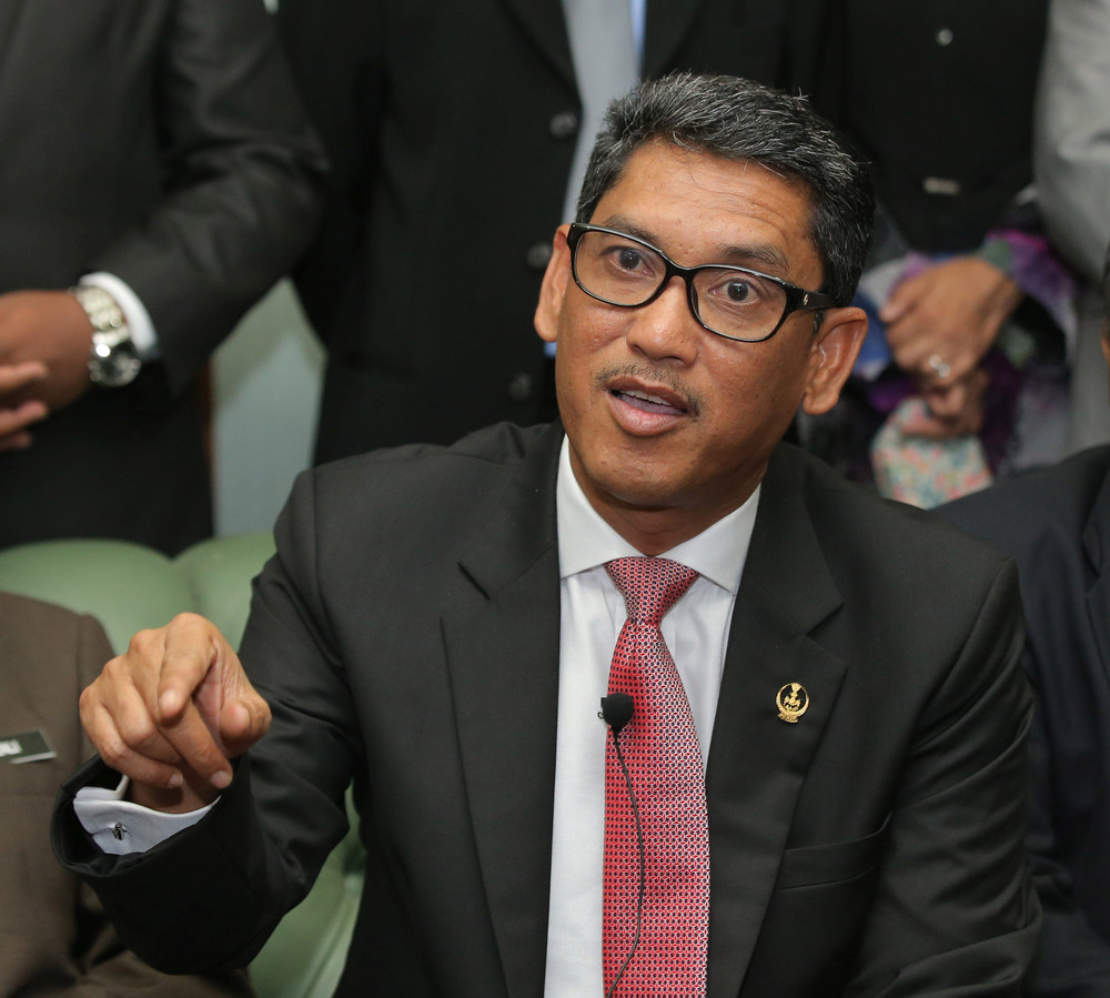 Perak Mentri Besar Ahmad Faizal Azumu talking to reporters at the State Secretariat building, Ipoh May 14, 2018. u00e2u20acu201d Picture by Marcus Pheong