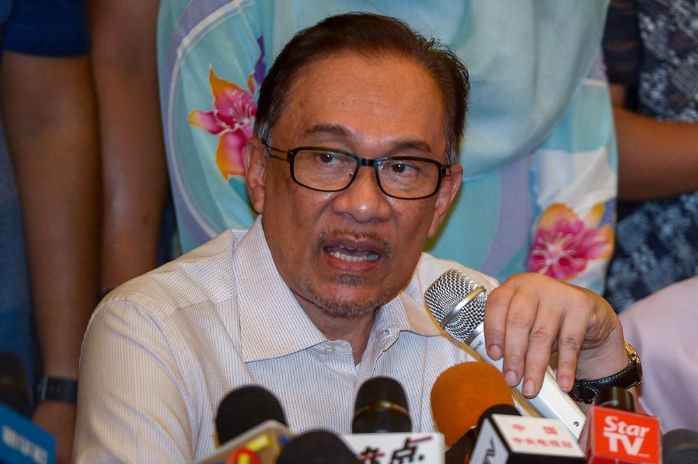 PKR de facto leader Anwar Ibrahim speaks to the media during a press conference at his home in Segambut, May 16, 2018. u00e2u20acu201d Picture by Mukhriz Hazim