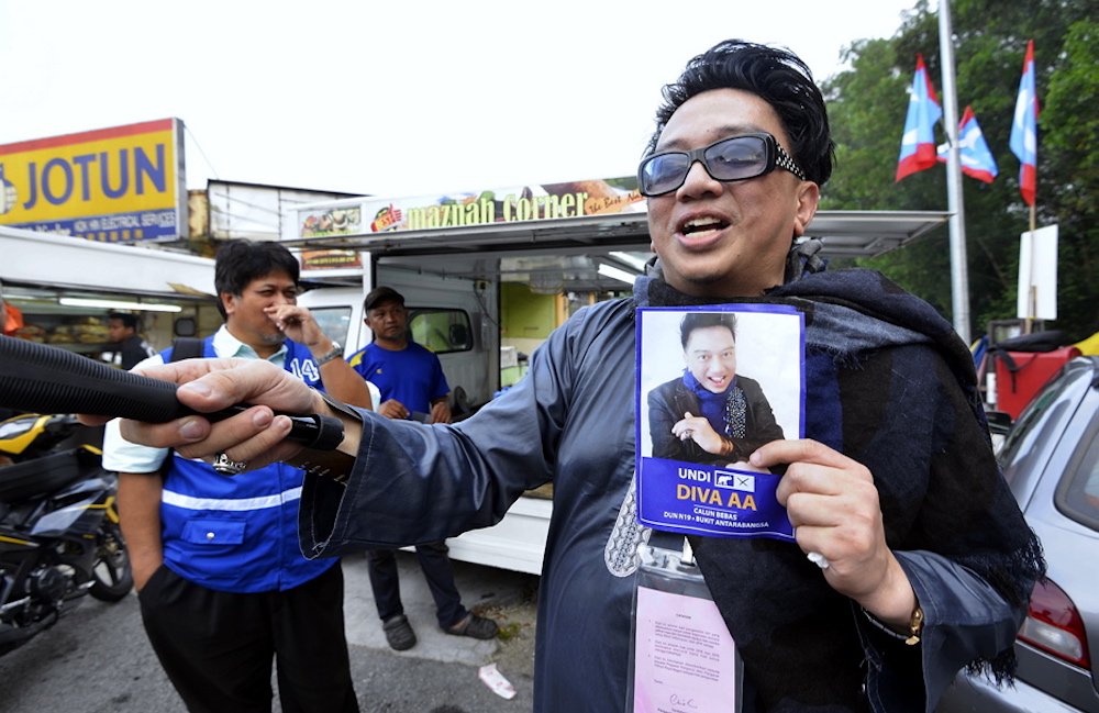 Azwan Ali campaigns in Ampang May 3, 2018 as part of his Bukit Antarabangsa campaign. — Picture by Ham Abu Bakar