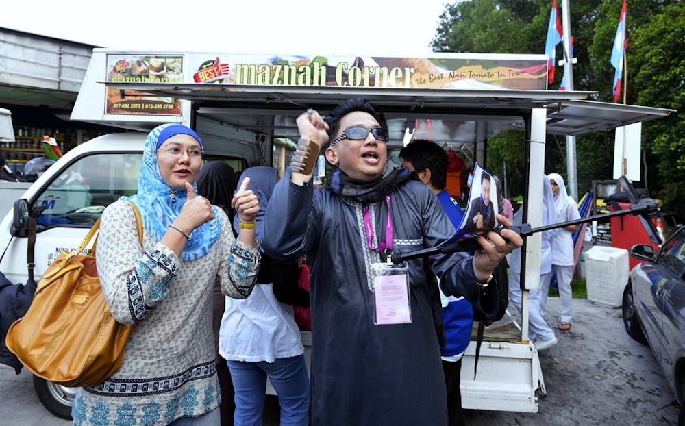 Azwan Ali campaigns in Ampang May 3, 2018 as part of his Bukit Antarabangsa campaign. u00e2u20acu201d Picture by Ham Abu Bakar