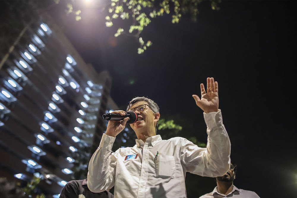 PKR vice-president Chua Tian Chang introduces independent party candidate, P. Prabakaran (not seen), in Sentul May 4, 2018. u00e2u20acu201d Picture by Azneal Ishak