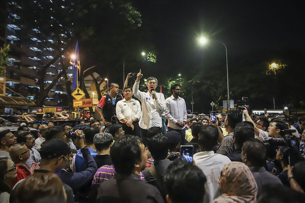 PKR vice-president Chua Tian Chang introduces independent party candidate, P. Prabakaran, in Sentul May 4, 2018. u00e2u20acu201d Picture by Azneal Ishak
