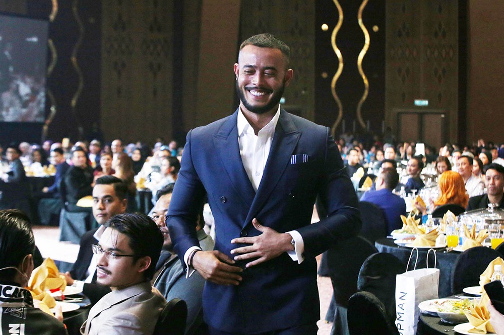 Zul Ariffin on his way to accept the Most Popular Actor award. 