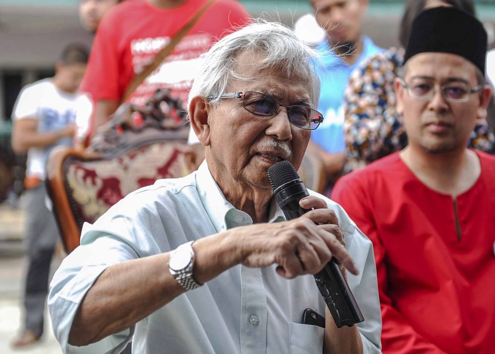 Tun Daim Zainuddin speaks during the u00e2u20acu02dcDialog Tun Daim Bersama Pengundi Muaru00e2u20acu2122 at Pasir Yusof, Muar May 5, 2018. u00e2u20acu2022 Picture by Firdaus Latif
