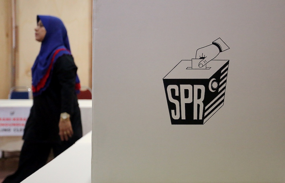 Election Commission officials prepare for early voting at Second Ranger Kem Syed Putra in Tambun May 4, 2018. u00e2u20acu201d Picture by Farhan Najib