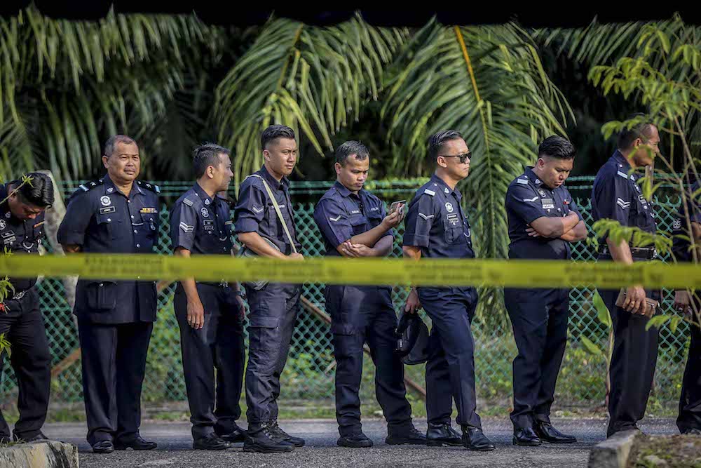 Police officers queue to cast their votes during early voting for the 14th general election at Perumahan Polis Parit Perupok in Muar, Johor May 5, 2018. u00e2u20acu201d Picture by Firdaus Latif