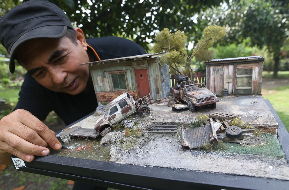 Eddie's main tool is just tweezers that allows him to put everything into detail.