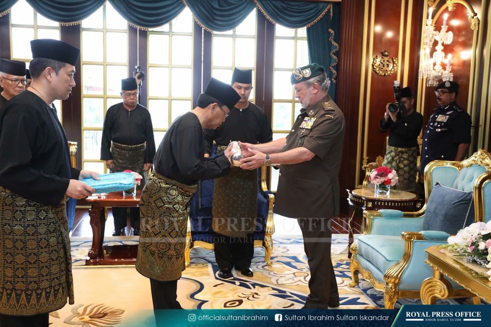 New Johor Mentri Besar Datuk Osman Sapian takes his oath of office before the Sultan of Johor, Sultan Ibrahim Sultan Iskandar in the Tapah Hall of Istana Bukit Serene in Johor Baru May 12, 2018. u00e2u20acu2022 Picture courtesy of Johor Royal Press Office
