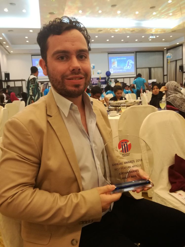 Writer Jordan Barnes collects ‘Best Feature Article’ on behalf of Malay Mail at MCA’s awards night. — Malay Mail pic