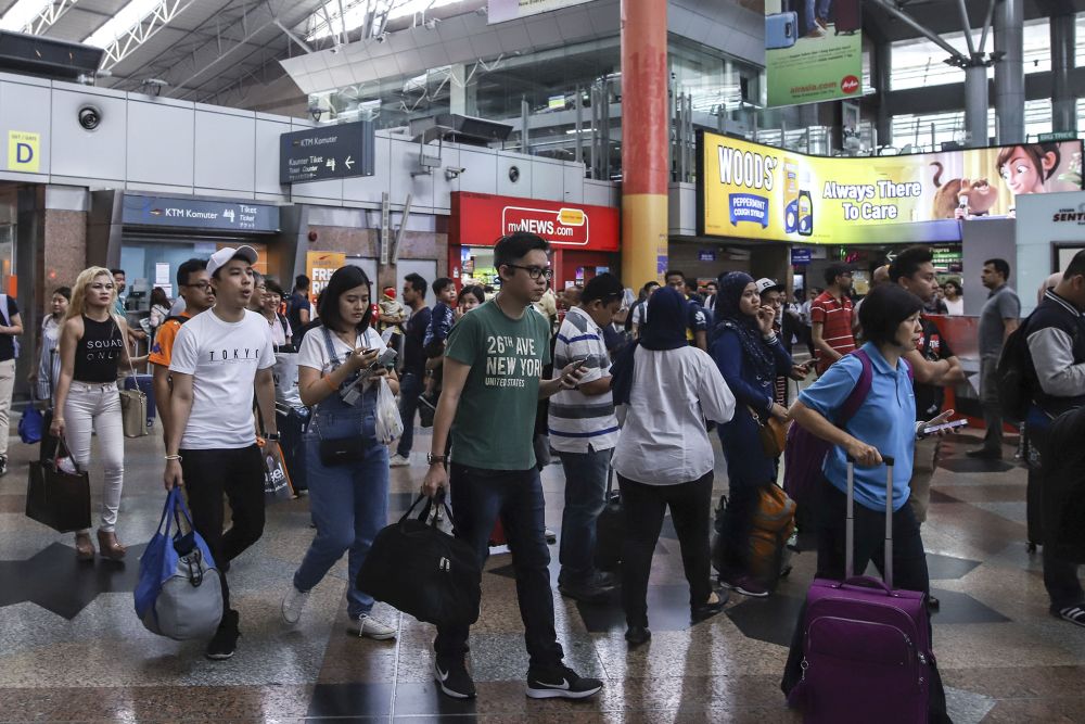 Malaysians are seen heading back to their hometowns for the general election, May 8, 2018. u00e2u20acu2022 Picture by Azneal Ishak