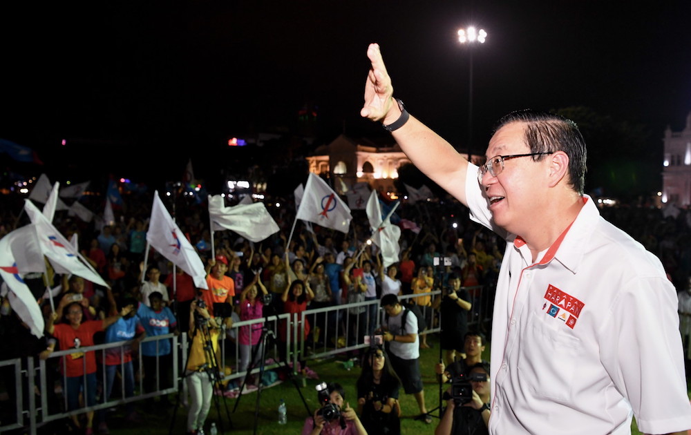Lim Guan Eng waves to the crowd during the Pakatan Harapan Ceramah Mega at Esplanade in George Town May 14, 2018. u00e2u20acu201d Bernama pic