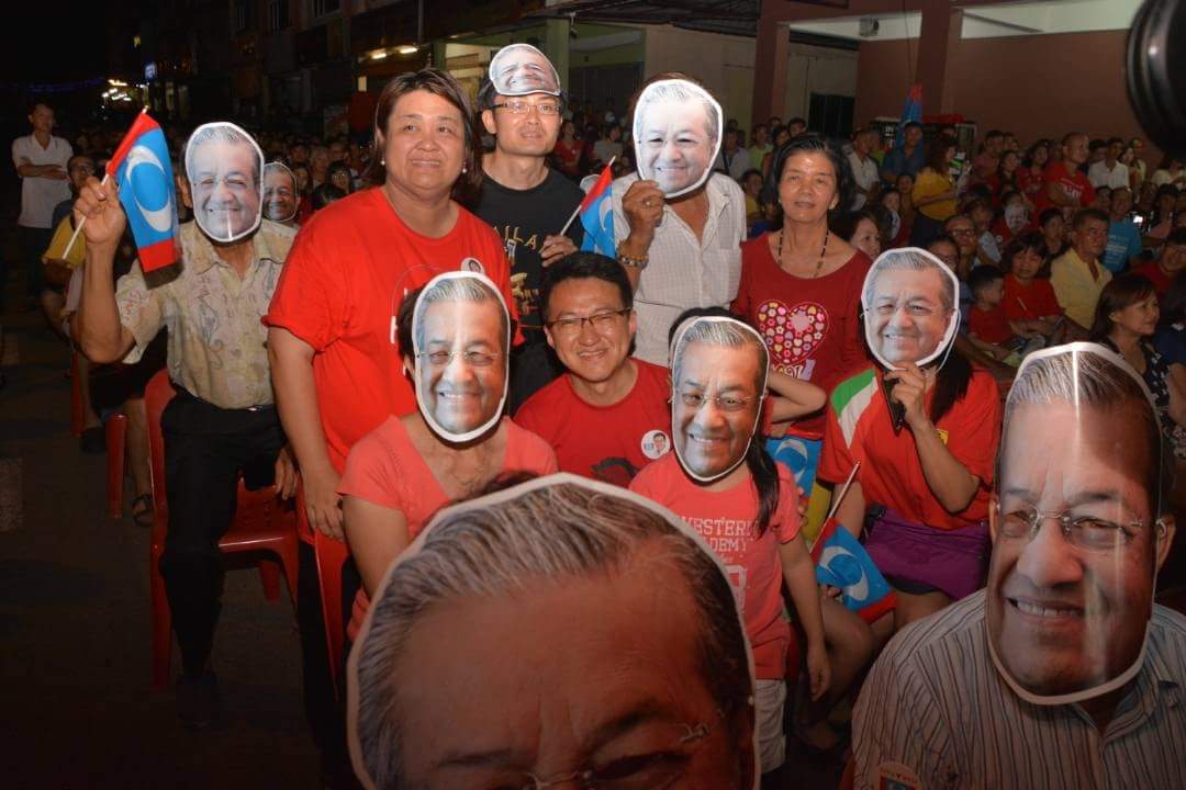 Liew (centre) explained the gambit was in response to the Election Commissionu00e2u20acu2122s removal of Dr Mahathiru00e2u20acu2122s visage from campaign billboards. u00e2u20acu201d Picture via Facebook/Liew Chin Tong