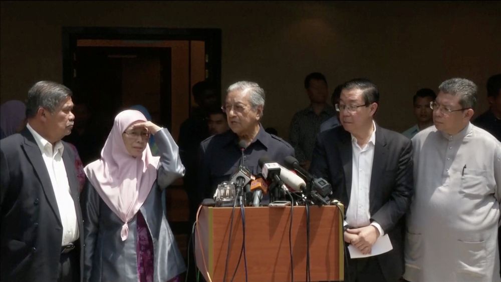 Tun Dr Mahathir Mohamad (centre) speaks during a news conference in Petaling Jaya May 11, 2018. u00e2u20acu2022 Reuters pic