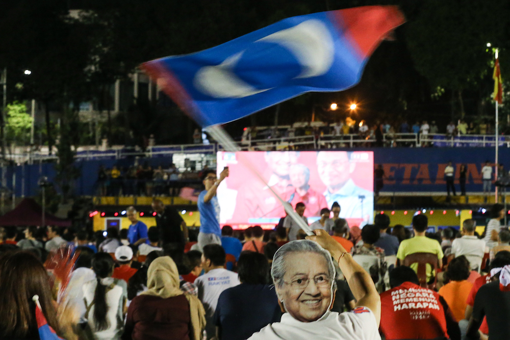 Pakatan Harapan supporters watch a u00e2u20acu02dcliveu00e2u20acu2122 telecast of PPBM chairman Tun Dr Mahathir Mohamadu00e2u20acu2122s speech on big screens in Padang Timur, Petaling Jaya May 8,2018. u00e2u20acu201d Picture by Ahmad Zamzahuri